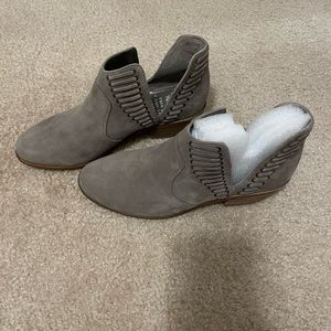 Size 6 1/2 Vince Camuto Booties!